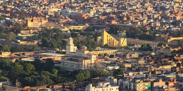 Jaipur, Rajasthan, Hindistan - 11 Ekim 2022: Jaipur şehrindeki Man Sagar Gölü 'nün ortasında tarihi Jal Mahal' in panoramik manzarası, Hindistan.