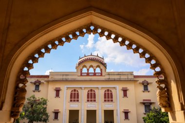 Hindistan 'ın Jaipur şehrindeki tarihi şehir sarayının mimarisi. Chandra mahal sarayı olarak da bilinir.
