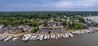 Saugatuck Douglas, MI, ABD - 22 Haziran 2024: Saugatuck Douglas Michigan 'daki şehir 19. yüzyılın sonlarında sanat ve zanaat hareketinin ünlü bir sanat kolonisi ve turizm merkezi oldu.