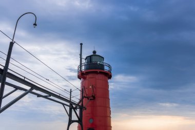 Michigan 'daki South Haven liman fenerini akşam gökyüzüne karşı kapatın.