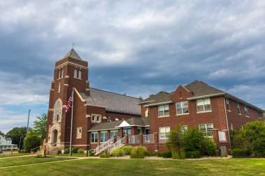 Tarihi St. Basil Katolik Kilisesi, Güney Haven şehri, Michigan, bulutlu gökyüzü