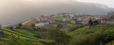 Portekiz 'in merkez madeira adasındaki manzaralı sisli manzaranın panoramik hava görüntüsü