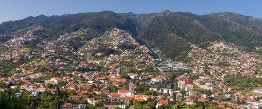 Portekiz 'in Madeira Adası' nda güneşli bir günde Manzaralı Funchal şehrinin panoramik hava görüntüsü