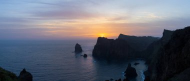 Madeira Adası 'nın manzaralı panoramik manzarası sabahın erken saatlerinde, güneşin doğuş saati