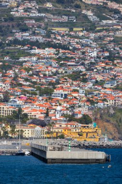 Funchal, Madeira, Portekiz - 16 Nisan 2024: Madeira Adası 'ndaki Capital Funchal şehrinin havadan görünüşü Portekiz' in en büyük altıncı şehridir.