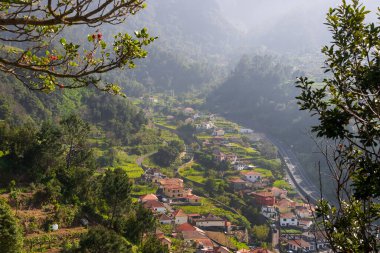 Portekiz, Merkez Madeira Adası 'ndaki manzara puslu.