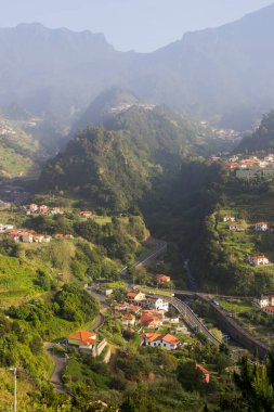 Portekiz, Merkez Madeira Adası 'ndaki manzara puslu.