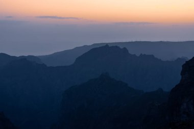 Portekiz 'in merkez madeira adasındaki Pico do Areeiro manzarası gün batımında.