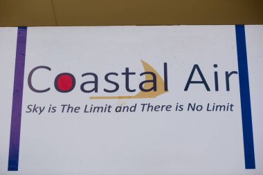Seronera Pisti, Tanzanya - 22 Mart 2025: Coastal Air, Coastal Aviation Ltd. 1988 'den beri Tanzanya' nın Dar es Salaam kentinde küçük uçuşlar yapıyor.