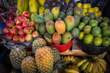 Arusha, Tanzanya 'da muz, mango ve ananas gibi taze ürünler satan bir açık hava pazarı..