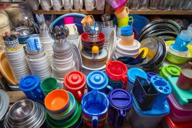 Ucuz plastik ev eşyaları Arusha, Tanzanya 'da markette satılıyor..