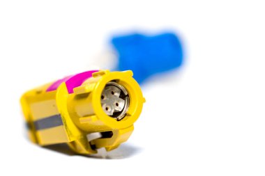 Sarı otomotiv elektronik bağlantısının yakın görüntüsü, sığ alan derinliği