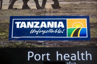 Arusha, Tanzanya - 22 Aralık 2025: Afrika Arusha Havaalanı 'ndaki Tanzanya unutulmaz tabela tahtası.