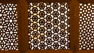 Hindistan, Rajasthan 'daki tarihi Udaipur Kalesi' nde farklı bir kaya pencere düzeni açılıyor..