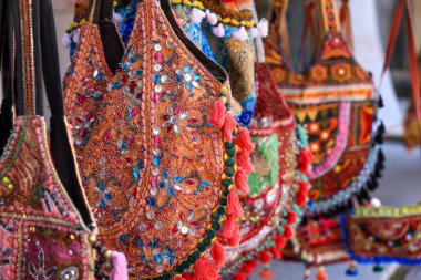 Renkli El, Rajasthani tarzı kadınların el çantalarını Hindistan 'ın Rajasthan kentindeki Udaipur yerel sokak pazarlarında satışa sundu.
