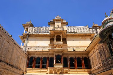 Tarihi Şehir Sarayı 'nın uzun duvarları, Udaipur mavi gökyüzüne ulaşıyor.
