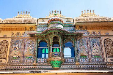 Udaipur, Rajasthan, Hindistan 'daki tarihi Şehir Sarayı mimarisi ve balkon tasarımı karmaşık.