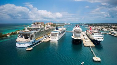 NASSAU, BAHAMAS - 26 Mayıs 2024: Bahamalar 'daki Nassau limanına demirlemiş dört farklı lüks yolcu gemisi arasında Kraliyet Karayipleri, Karnaval, Disney,.