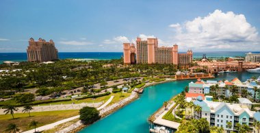 Renkli binaların ve Nassau, Bahamalar 'daki Cennet Adası' ndaki tatil beldelerinin panoramik manzarası.