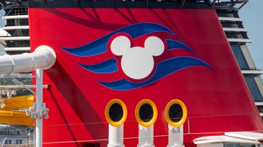 NASSAU, BAHAMAS - 26 Mayıs 2024: Nassau, Bahamalar limanındaki Disney Dream yolcu gemisinde Disney işareti.