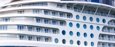 Lüks bir turist yolcu gemisindeki birçok balkon odasının dış panoramik görüntüsü