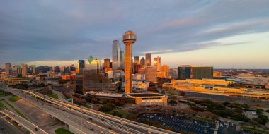 Dallas şehir merkezinin hava manzarası alacakaranlık altında gökyüzü ve buluşma kulesi simgesi