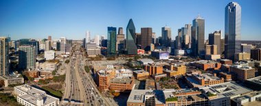Dallas, Teksas - 22 Aralık 2024: Dallas şehir merkezinin panoramik görüntüsü ATT, South West Airlines ve Texas Instruments gibi 500 şirketin dörde bölünmesi