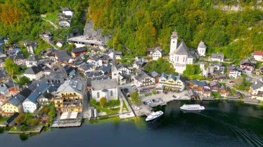 Avusturya 'nın güzel Hallstatt kasabası ve Hallstattersee manzarası. UNESCO Dünya Mirası