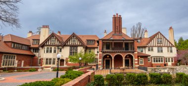 Bahar zamanı Michigan 'daki tarihi Cranbrook evi ve bahçelerinin panoramik manzarası