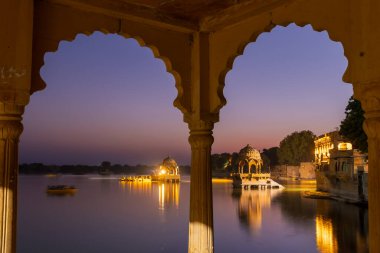 Hindistan, Rajasthan, Gadisar Gölü 'nde yükseltilmiş bir kubbe. Alacakaranlık sırasında çekilmiş.
