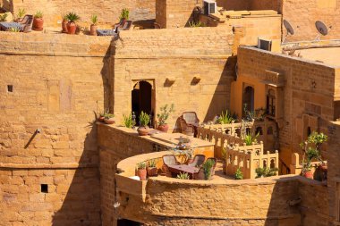 Jaisalmer Kalesi aynı zamanda bir UNESCO dünya mirası sahası Hindistan 'da ikamet edenler ve oteller ile yaşayan bir kaledir..