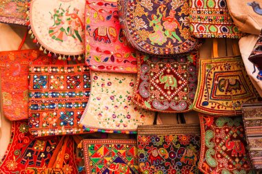 Renkli El, Rajasthani tarzı kadın çantalarını Rajasthan, Hindistan 'daki Jaisalmer yerel sokak pazarlarında satışa sundu.