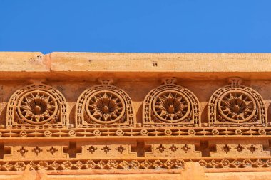 Jaisalmer, Rajasthan 'daki tarihi bina üzerindeki karmaşık kum taşı geleneksel korkuluk duvarı