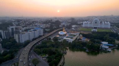 Hyderabad, INDIA - 09 Aralık 2023: Telangana Eyalet Başkent Binası, Telangana Şehitleri Anıtı ve Hyderabad, Hindistan 'daki Hüseyin Sagar Gölü' nün havadan görünüşü
