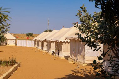 Çöl kampındaki çadırlar Rajasthan, Hindistan 'da Jaisalmer yakınlarında çöl safarisi turları düzenliyor.