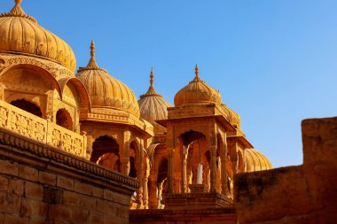 Rajput krallarının antik kraliyet mezarları Jaisalmer, Rajasthan, Hindistan 'da mavi gökyüzüne karşı