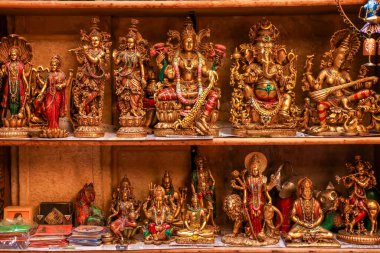 Hindu ve Budist tanrı bakır metalik antik heykeller Jaisalmer kalesinde sergileniyor, Rajasthan