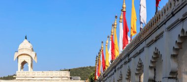 Udaipur, Rajasthan 'daki tarihi Jagmandir Adası Sarayı' nda renkli bayraklar. Hindistan