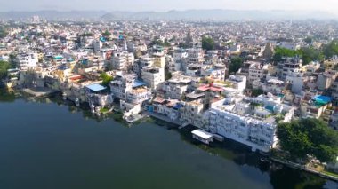 Güzel gölleri, sarayları ve tarihsel önemi ile bilinen Udaipur şehrinin havadan görünüşü.