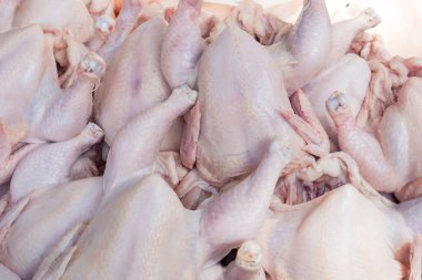 Tanzanya 'daki markette taze çiğ tavuk eti var.