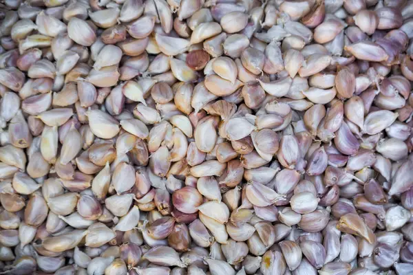 Tayland 'daki pazar yerinde bir sürü sarımsak karanfili satılıyor.