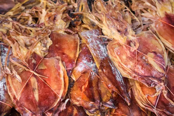 Tayland 'da balık pazarında kurutulmuş mürekkep balığı, mürekkep balığı geçmişi.