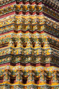 Bangkok, Tayland 'daki tarihi Wat Pho tapınağının karmaşık mimarisi.