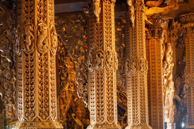 Pattaya, Tayland - 20 Aralık 2023: Pattaya, Tayland 'daki Doğruluk Tapınağı' nın karmaşık ahşap mimarisi