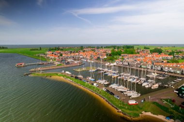 Marken, Hollanda - 18 Mayıs 2023: Renkli evler ve Marina ile Marken Adası manzarası.