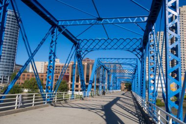 Mavi Köprü şehir merkezinde Grand Rapids 'de modern bir ayak köprüsü..