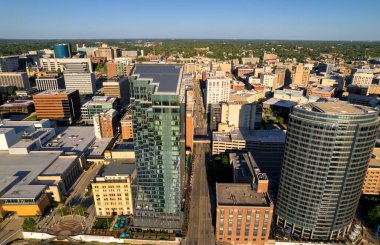 Grand Rapids şehir merkezinin havadan görünüşü, birçok yüksek modern bina