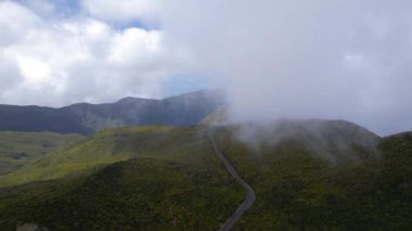 Orta Madeira Adası 'ndaki manzaralı dağ manzarasında bahar zamanı alçak seviye bulutlar ve sis var..