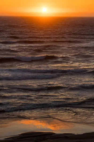Oregon sahilinde Pasifik Okyanusu üzerinde gün batımı.
