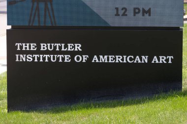 YOUNGSTOWN, OHIO - 14 Ağustos 2024: Youngstown, Ohio 'daki The Butler Institute of American Art Museum' un giriş işareti